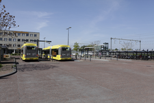 903039 Gezicht op het busstation aan het Furkaplateau te Utrecht, met rechts het N.S.-station Utrecht Lunetten.